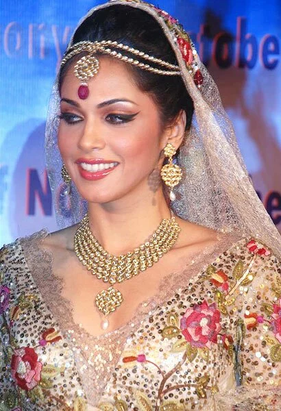178648xcitefun isha koppikar wedding Jewelry and dresses collection for this marriage seasion 2011
