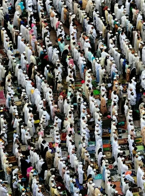 50rwad 480x650 Muslim pilgrims perform friday prayers in front of the grand mosque in mecca