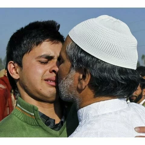 64965897 kashmiri hajj 480x479 Hajj pilgrim kisses the face of a relative before departing for hajj