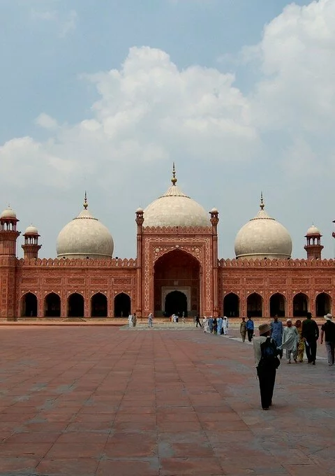 Badshahi Mosque in Lahore Pakistan 480x681 35 Famous Islamic Places Aroud the World