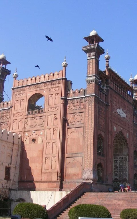 Badshahi Mosque in Lahore Pakistan main entrance 480x768 35 Famous Islamic Places Aroud the World