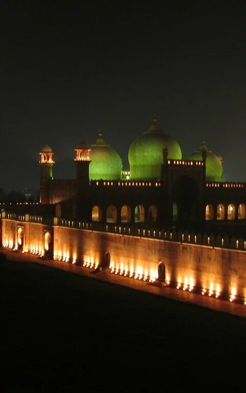 Badshahi Mosque in Lahore Pakistan night 480x768 35 Famous Islamic Places Aroud the World