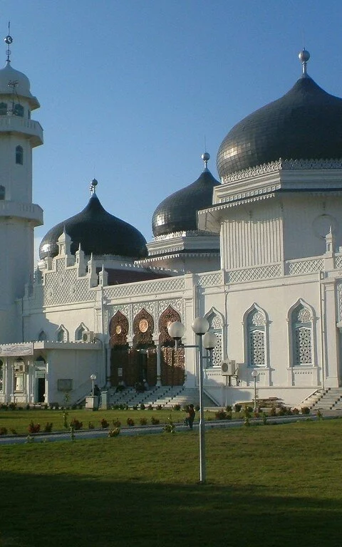 Banda Aceh Main Mosque in Indonesia 480x768 35 Famous Islamic Places Aroud the World