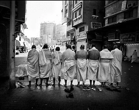 Hajj by Newsha Tavakolian5 480x380 Muslim pilgrims praying in the streets of mecca