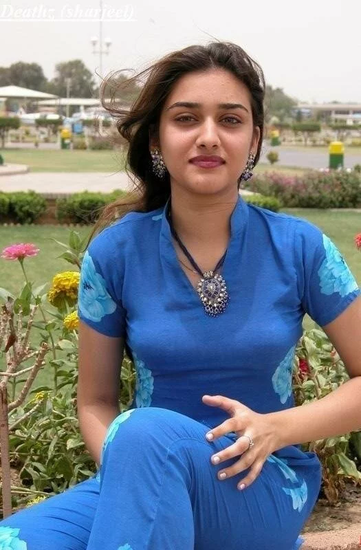 Hot Pakistani girl in park Hot Pakistani girl in park