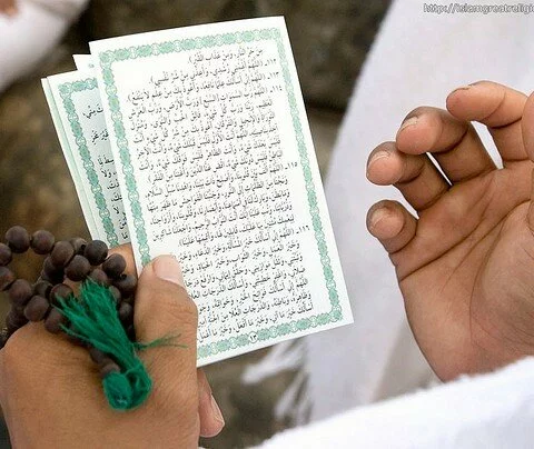 Muslim pilgrim prays 480x404 Muslim pilgrim prays