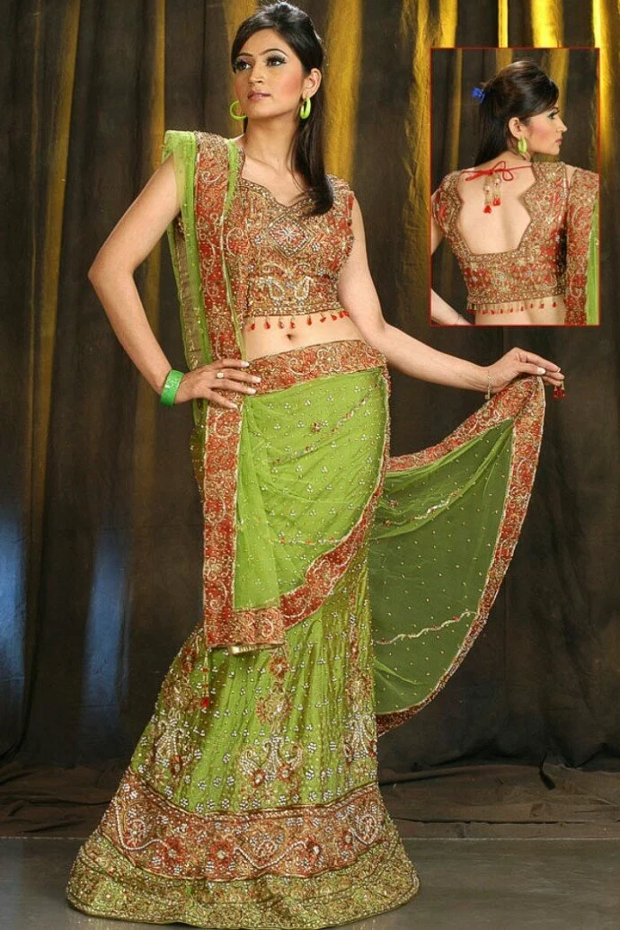 Pakistani Bridal Girl Dressed In Beautiful Lehengas Pakistani Bridal Girl Dressed In Beautiful Lehenga