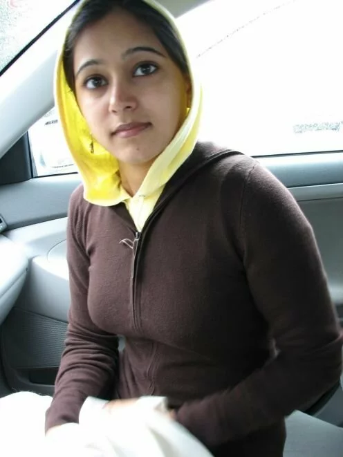 Sexy Pakistani girl in car Sexy Pakistani girl in car