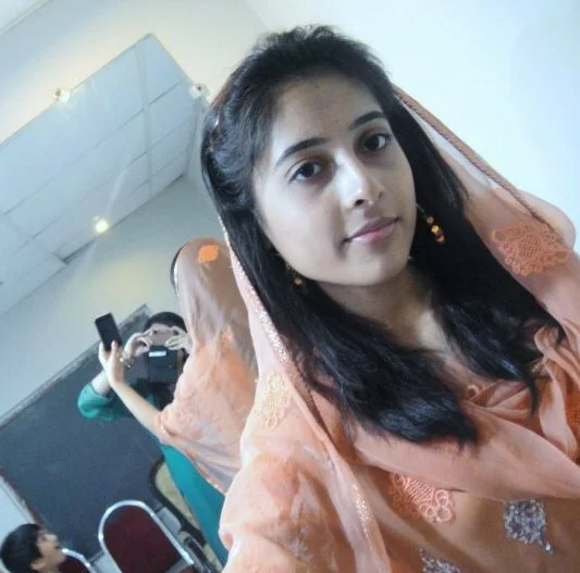 cute-looking-pakistani-girl