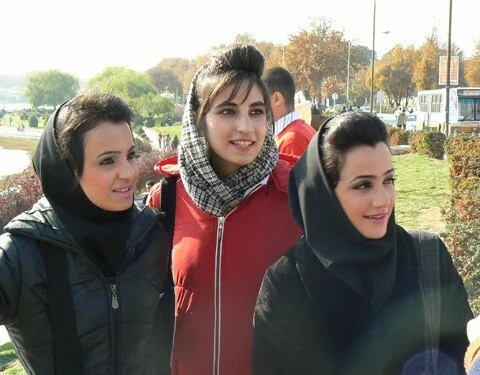 girls in esfahan 480x375 Most beautiful Real Iranian muslim girls photo collection (80)