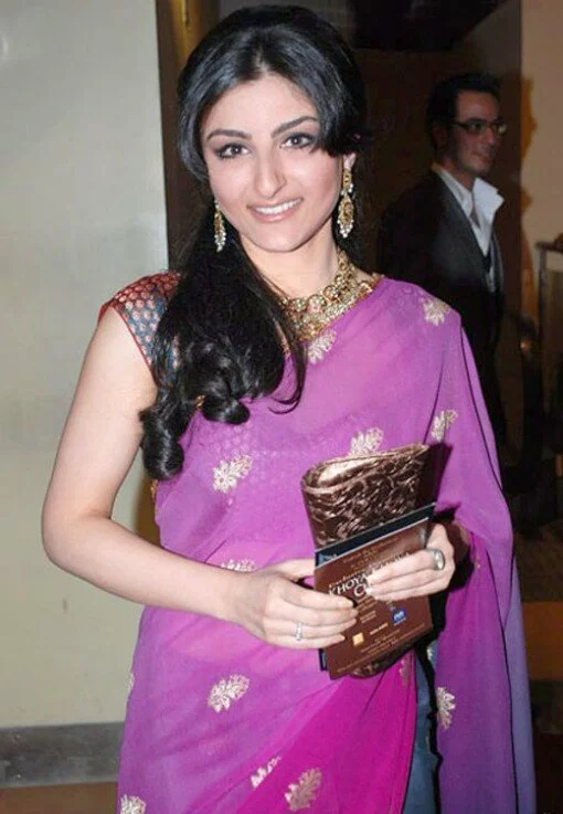 Bollywood acterss Soha Ali Khan in saree wiyhout makeup