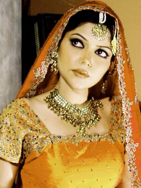 Indian wedding bride yellow saree gold jewellery Around The World Muslim Weddings, Dresses And Makeup