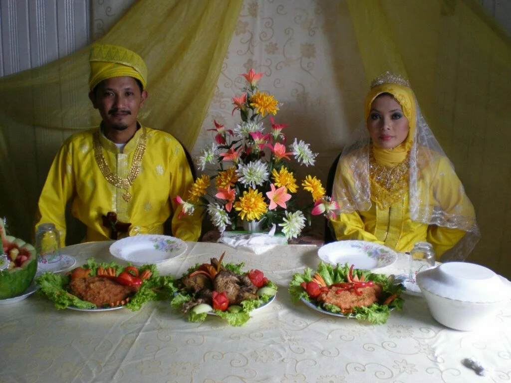 Muslim Malaysian Wedding yellow wedding robes 1024x768 Around The World Muslim Weddings, Dresses And Makeup