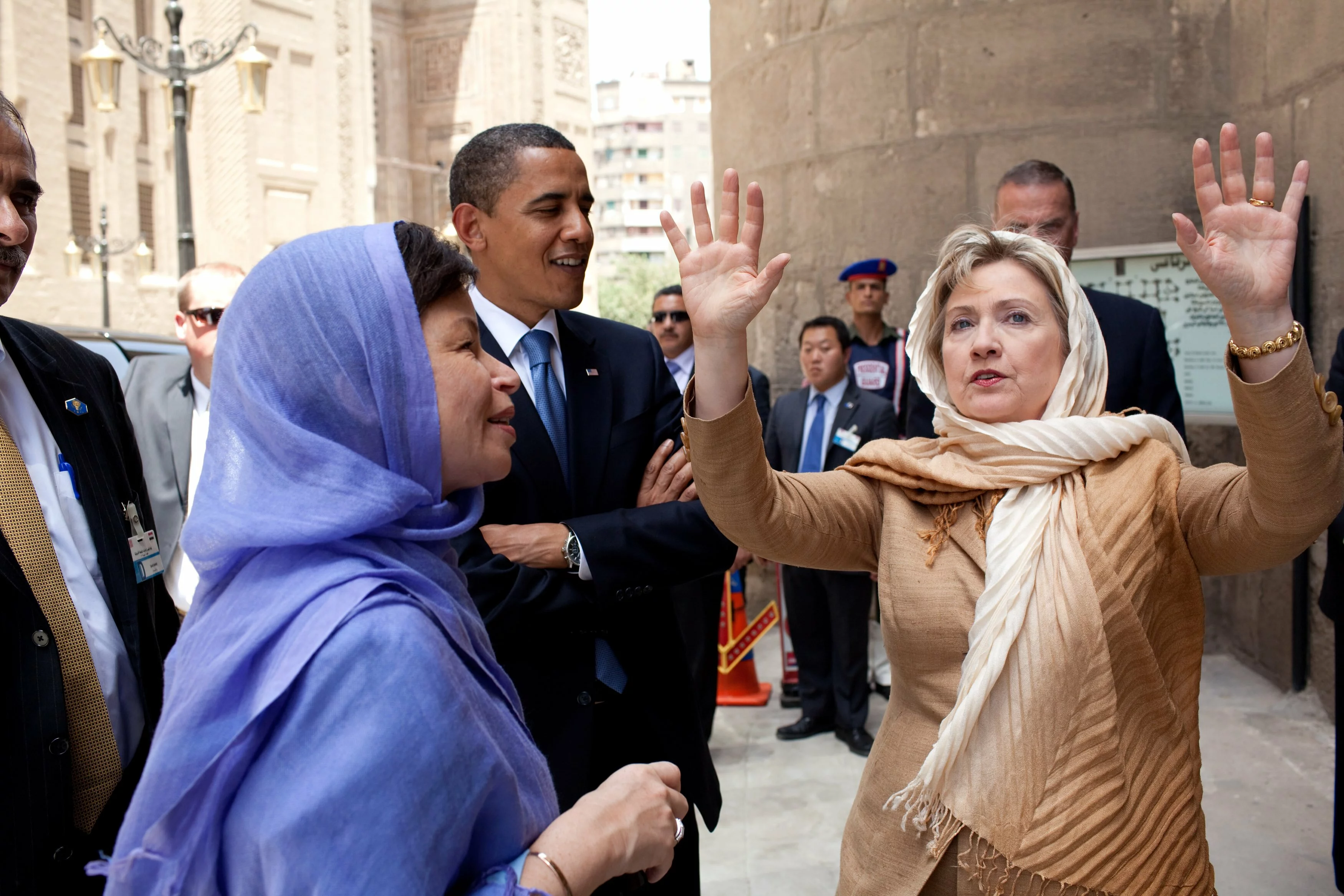 Obama_with_egyptian_women_in_front_of_a_mosque_in_cairo