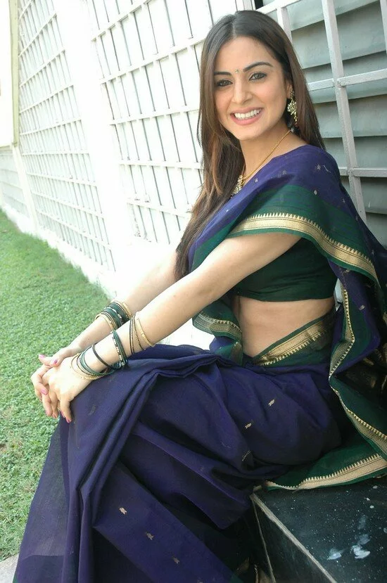 Actress-Shraddha-Arya-hot-blue-saree looking cool