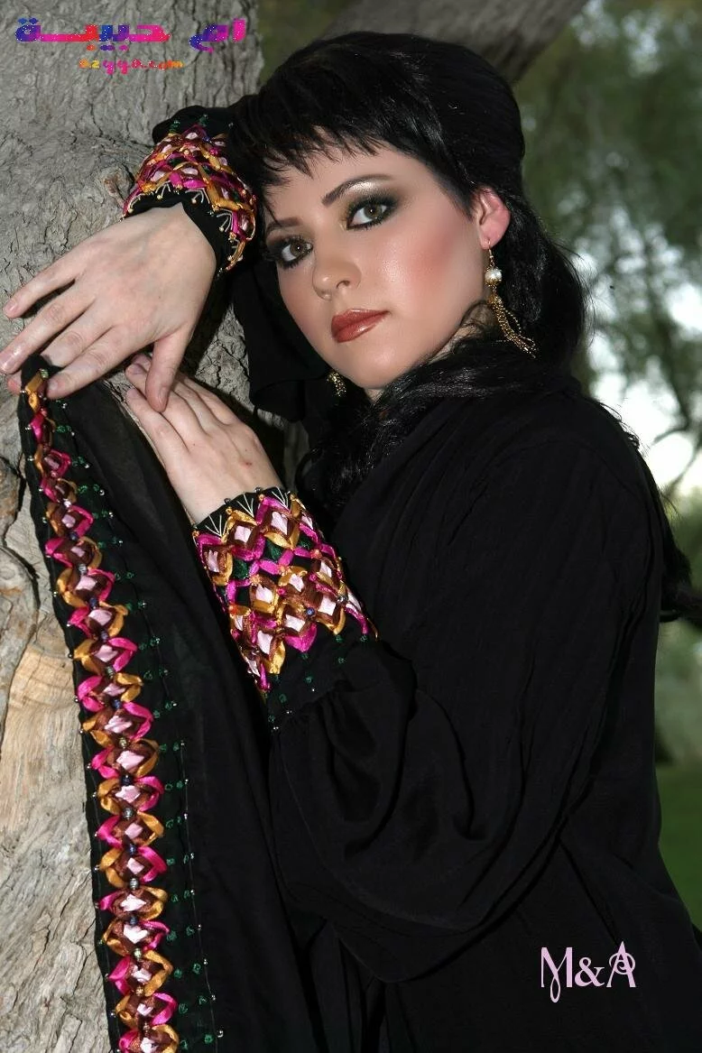 ma8 Beautiful black designs abaya gallery for girls 2011