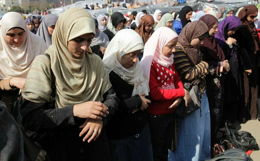 praying Egyptian muslim womens Praying Egyptian muslim womens