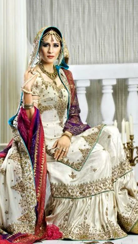 Beautiful Pakistani bridal gharara styel image 22 by muslimblog.co .in Beautiful Indian and Pakistani fashion bridal gharara images