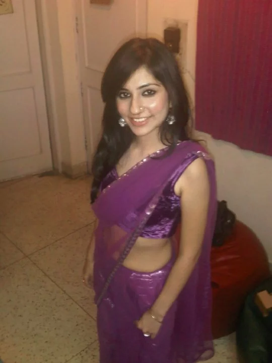 Hot Bangali girl in saree looking very sexy Hot Bangali girl in saree looking very sexy