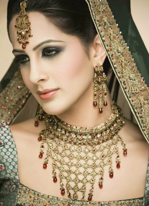 Indian Bridal with Makeup and heavy Jewelry 12 2011 Indian bridal wear and makeup tips 2011