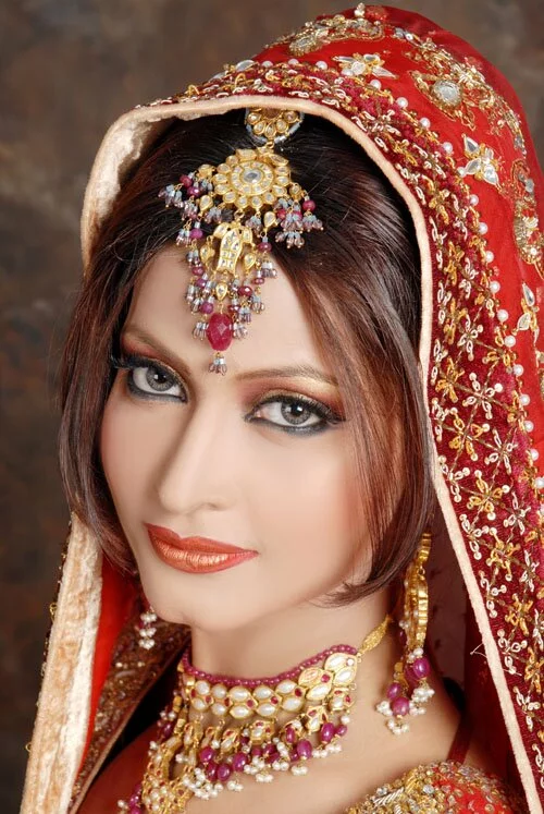 Indian Bridal with Makeup and heavy Jewelry 14 2011 Indian bridal wear and makeup tips 2011
