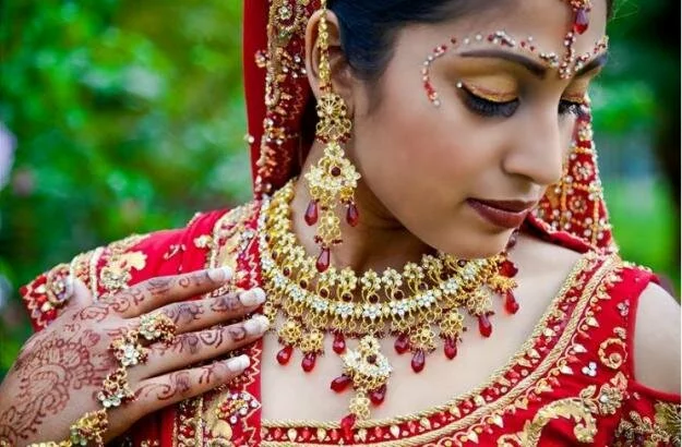 Indian bridal dressing styel 1 by nasiba ansari from muslimblod.co .in Indian bridal wear and makeup tips 2011