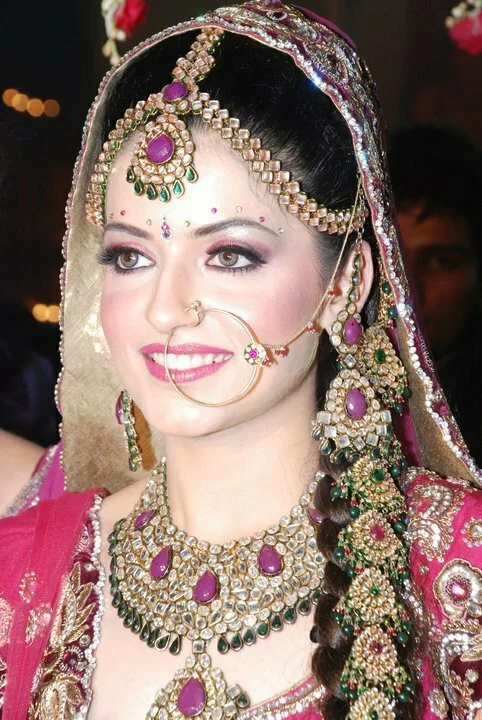 Indian bridal makeup with heavy jewelry Pakistani marriage and new bridal dress with makeup styel 2011