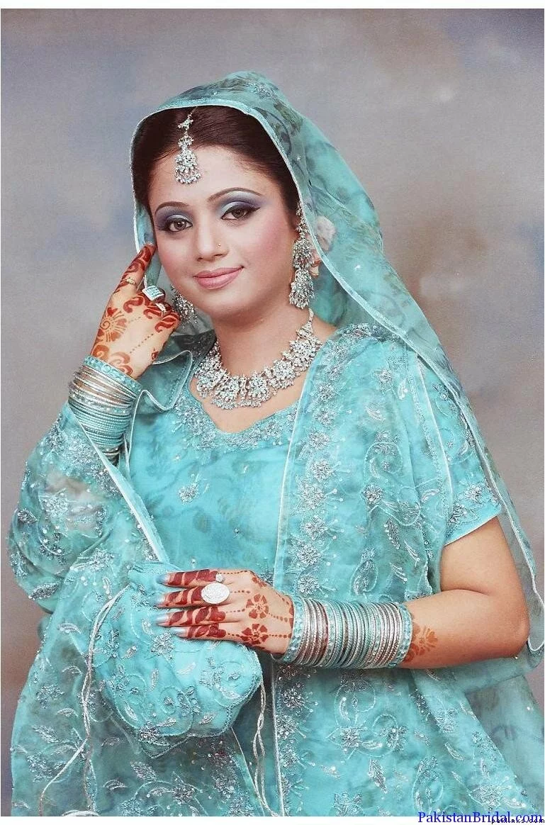 New Pakistan bridal dress and makeup 8 2011 Pakistani marriage and new bridal dress with makeup styel 2011