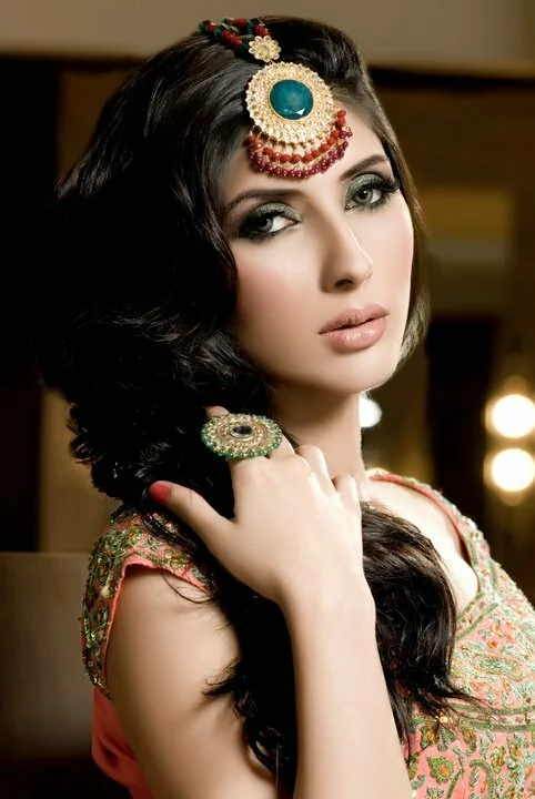 Pakistani bridal with makeup styel Pakistani marriage and new bridal dress with makeup styel 2011