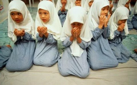 MalaysiaKuala Lumpurschool girls reciting Koran 480x299 Malaysia,Kuala Lumpur,school girls reciting Koran
