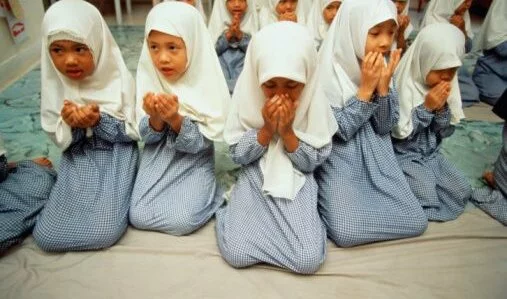 Malaysia,Kuala Lumpur,school girls reciting Koran