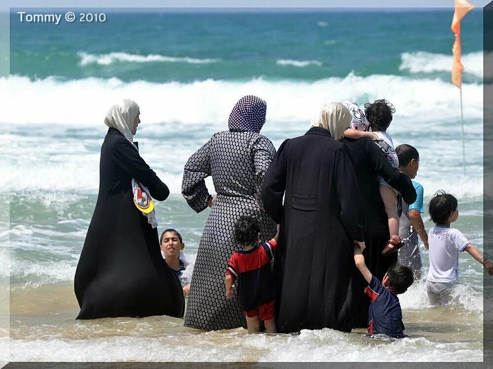 Muslim womens on the beach with childrens Beautiful muslim womens hijab fashion