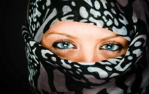 young muslim girls 480x304 Beautiful young Muslim girl with hijab and blue eyes