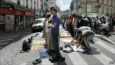 street prayer Paris ban on Muslim street prayers comes into effect