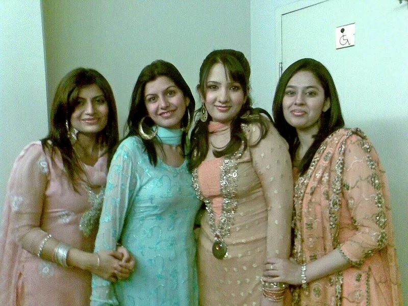 Pakistani Girls enjoying at different parties Pakistani Girls enjoying at different parties