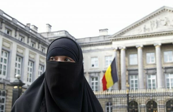 Western European Muslim Women in Hijab 600x389 Western European Muslim Women in Hijab