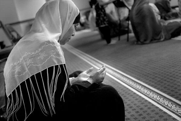 muslimwomanpraying 600x400 European Muslim Women Praying