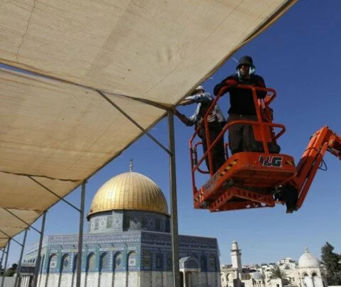 Laborers put up a tarp 480x404 The world prepares for Ramadan 2012