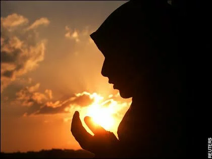 dua-woman-at-sunset