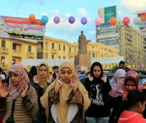 egypt women 480x404 Egyptian Muslim women gather to pray