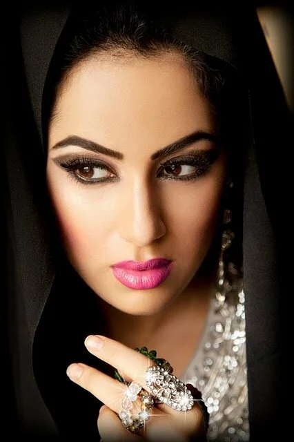 Abaya Style, Makeup and Bling
