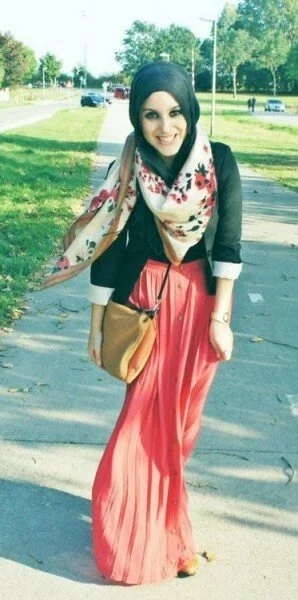 Muslimah Fashion 298x600 Beautiful & Modest Muslimah Fashion Hijab