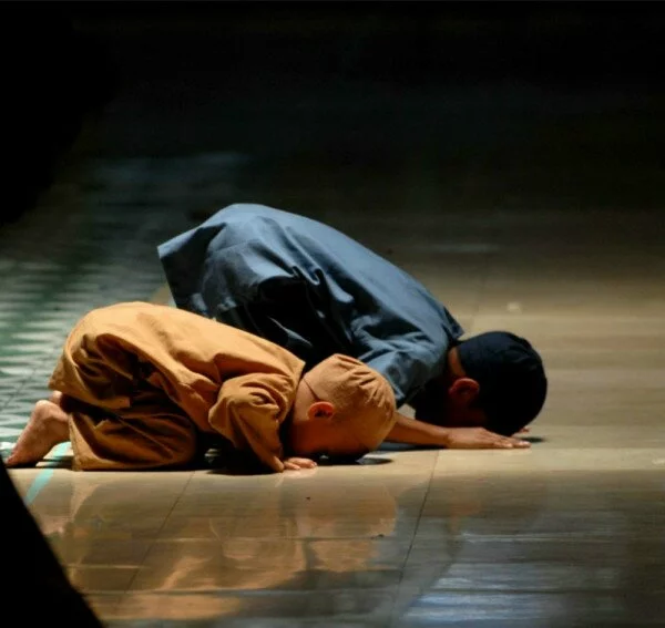 muslim children pray 600x567 Right of children in the eyes of Muhammad PBUH