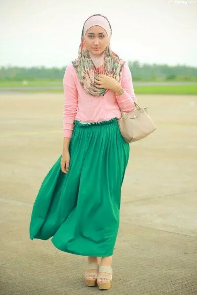 hijab women 15 400x600 Latest and Modern Hijab Style for Girls Pictures