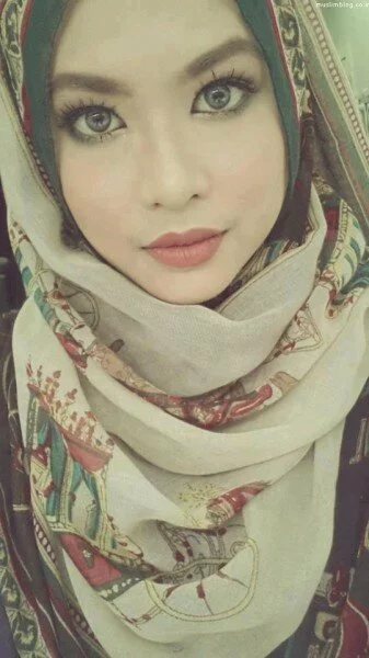 hijab women 8 337x600 Latest and Modern Hijab Style for Girls Pictures