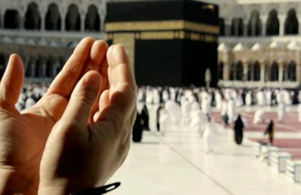 Praying in Kaaba 600x389 Top 5 Reasons Why Your Prayers Aren’t Answered